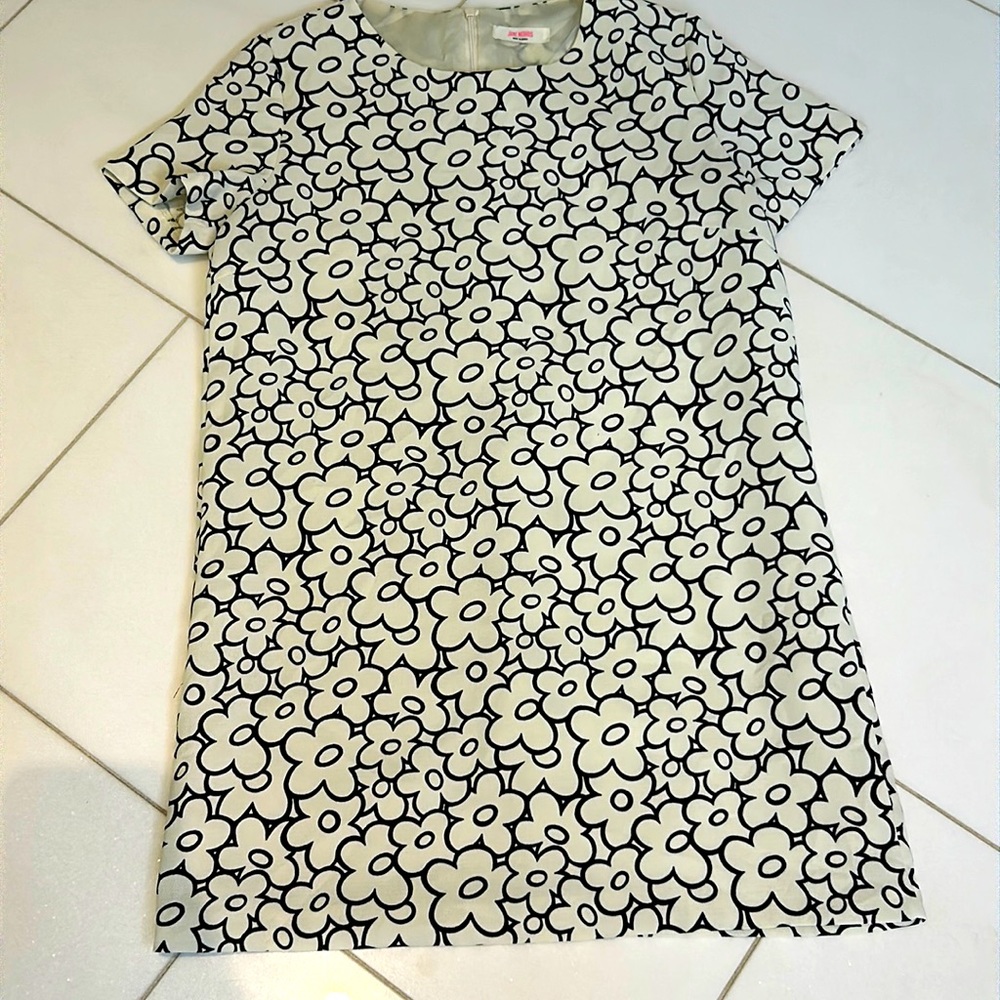 Black and white daisy print shift dress